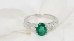 Bague en or blanc, émeraude et diamants