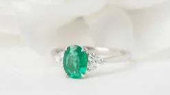 Bague en or blanc, émeraude ovale et diamants