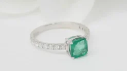 Bague en or blanc, émeraude carrée et diamants