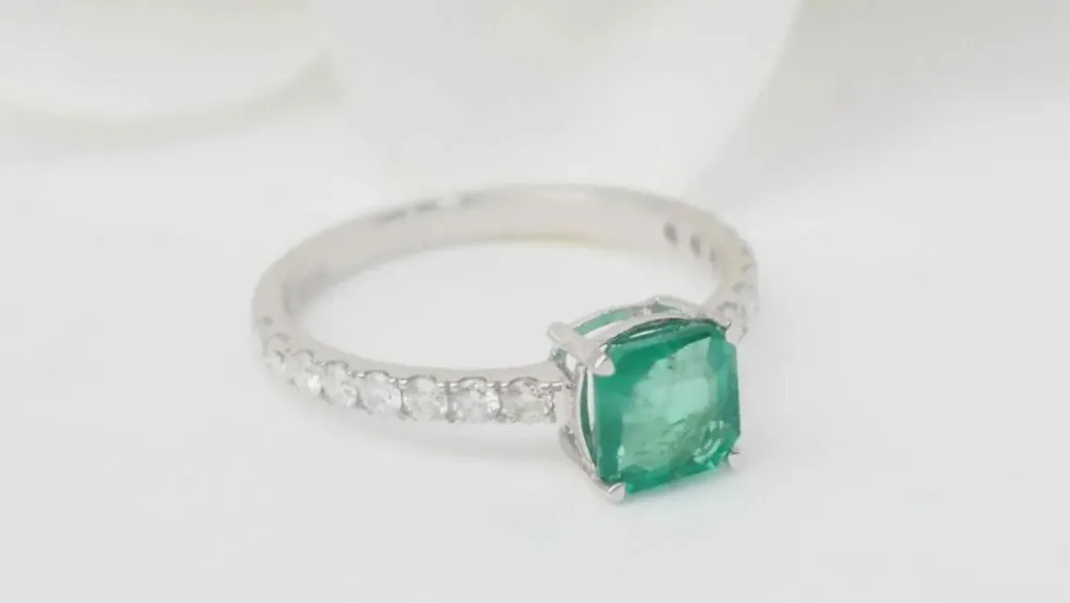 Bague en or blanc, émeraude carrée et diamants
