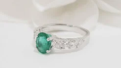 Bague en or blanc, émeraude et diamants