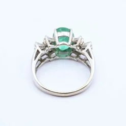 Bague en or blanc, émeraude et diamants