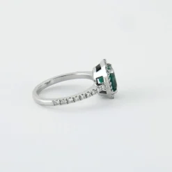 Bague en or blanc, émeraude & diamants