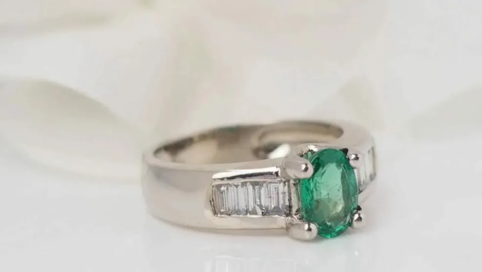Bague en or blanc, émeraude et diamants baguettes