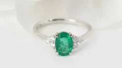 Bague en or blanc, émeraude ovale et diamants