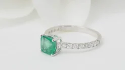 Bague en or blanc, émeraude carrée et diamants