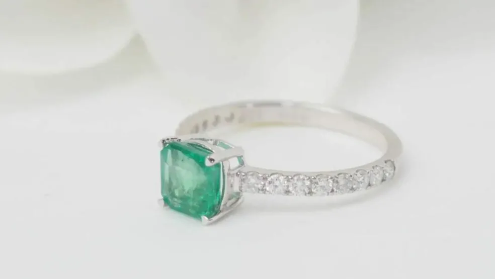 Bague en or blanc, émeraude carrée et diamants