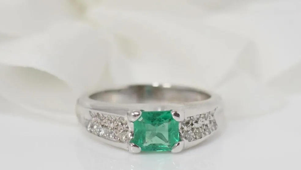Bague en or blanc, émeraude et diamants