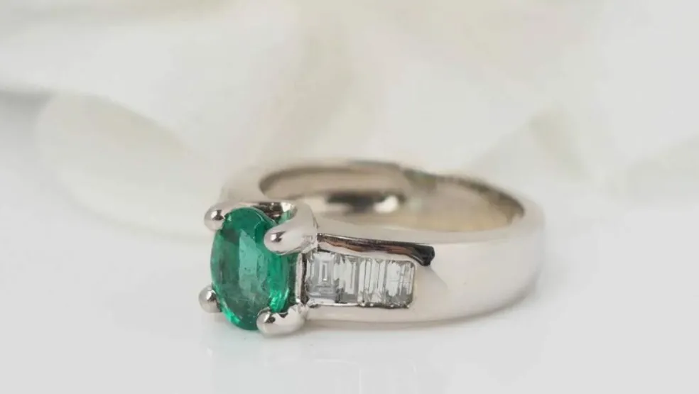Bague en or blanc, émeraude et diamants baguettes