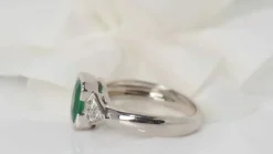 Bague en or blanc, émeraude et diamants