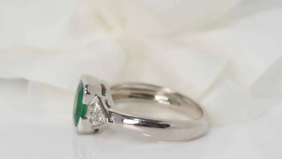 Bague en or blanc, émeraude et diamants