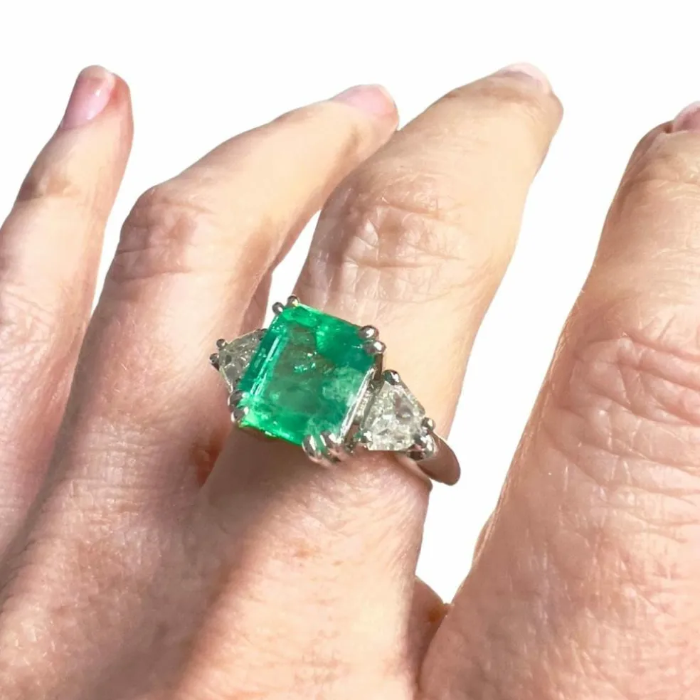 Bague en or blanc, émeraude et diamants du XXe siècle avec certificat de laboratoire