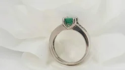 Bague en or blanc, émeraude et diamants baguettes