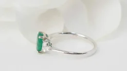 Bague en or blanc, émeraude ovale et diamants