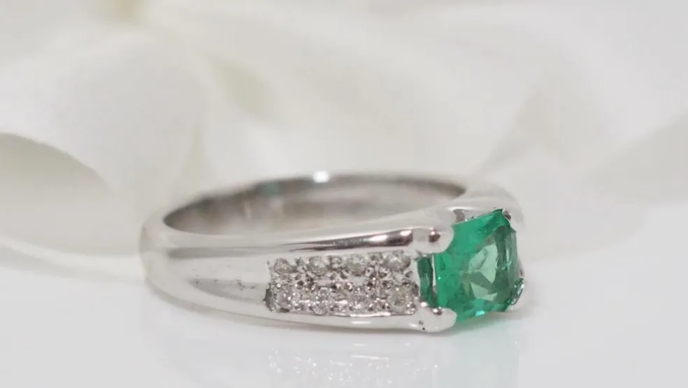Bague en or blanc, émeraude et diamants