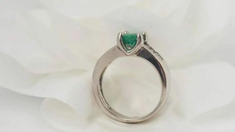 Bague en or blanc, émeraude et diamants baguettes