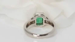 Bague en or blanc, émeraude et diamants