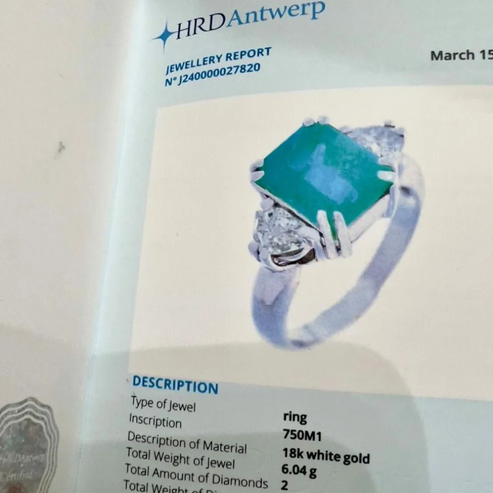Bague en or blanc, émeraude et diamants du XXe siècle avec certificat de laboratoire