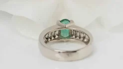 Bague en or blanc, émeraude et diamants baguettes