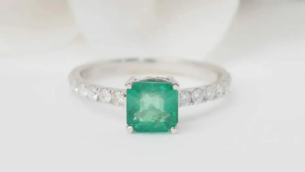 Bague en or blanc, émeraude carrée et diamants