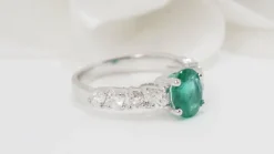 Bague en or blanc, émeraude et diamants