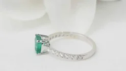 Bague en or blanc, émeraude carrée et diamants