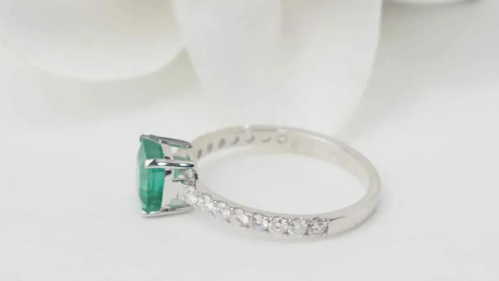 Bague en or blanc, émeraude carrée et diamants