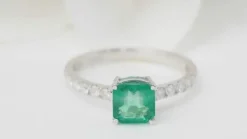 Bague en or blanc, émeraude carrée et diamants