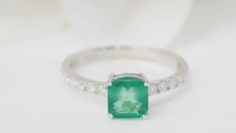 Bague en or blanc, émeraude carrée et diamants