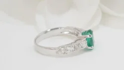 Bague en or blanc, émeraude et diamants