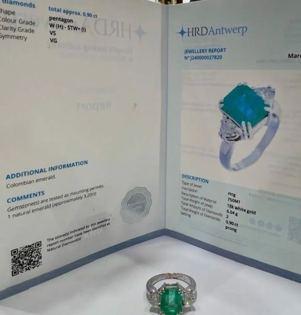 Bague en or blanc, émeraude et diamants du XXe siècle avec certificat de laboratoire