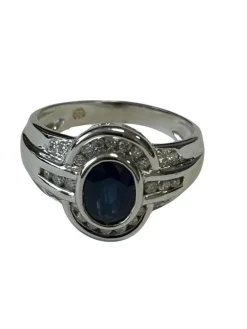 Bague en or blanc ornée d'un saphir
