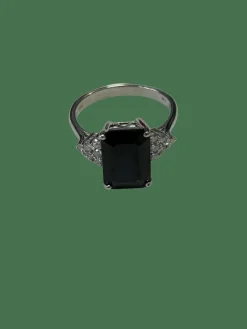 Bague en or blanc ornée d'un saphir épaulé de diamants