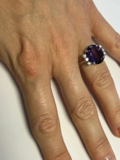 Bague en or blanc ornée d'une importante Améthyste