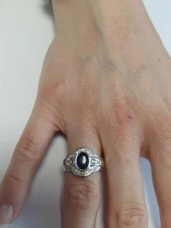 Bague en or blanc ornée d'un saphir