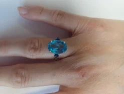 Bague en or blanc ornée d'une Topaze