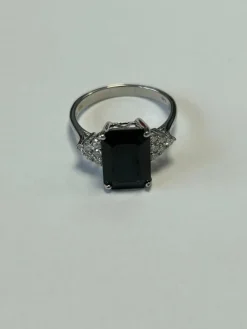 Bague en or blanc ornée d'un saphir épaulé de diamants