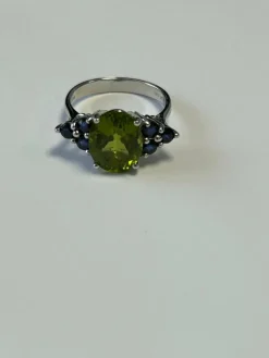 Bague en or blanc ornée d'un péridot