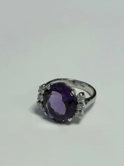 Bague en or blanc ornée d'une importante Améthyste