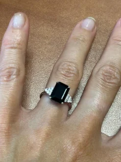 Bague en or blanc ornée d'un saphir épaulé de diamants
