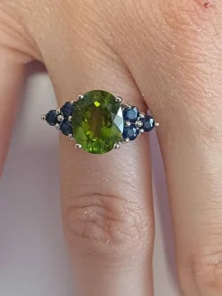 Bague en or blanc ornée d'un péridot
