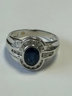Bague en or blanc ornée d'un saphir