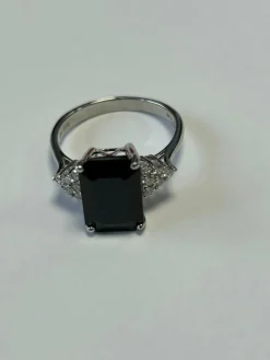 Bague en or blanc ornée d'un saphir épaulé de diamants