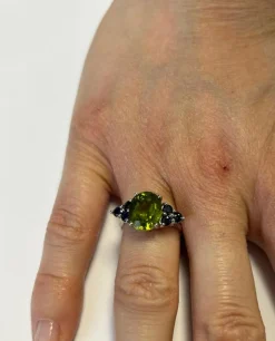 Bague en or blanc ornée d'un péridot