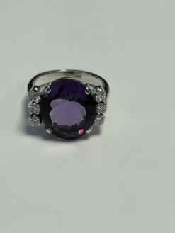 Bague en or blanc ornée d'une importante Améthyste