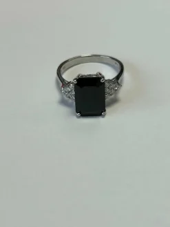 Bague en or blanc ornée d'un saphir épaulé de diamants