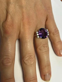 Bague en or blanc ornée d'une importante Améthyste
