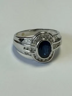 Bague en or blanc ornée d'un saphir