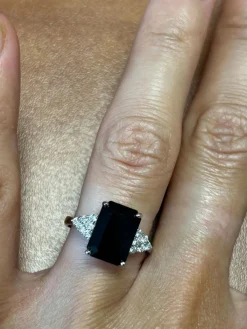 Bague en or blanc ornée d'un saphir épaulé de diamants