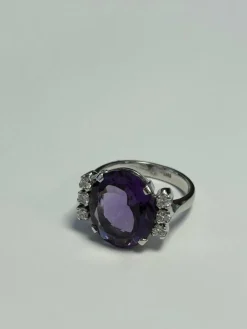 Bague en or blanc ornée d'une importante Améthyste